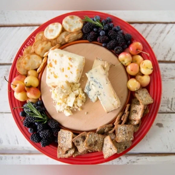 NWOB Le Creuset Cheese Platter with cutting board